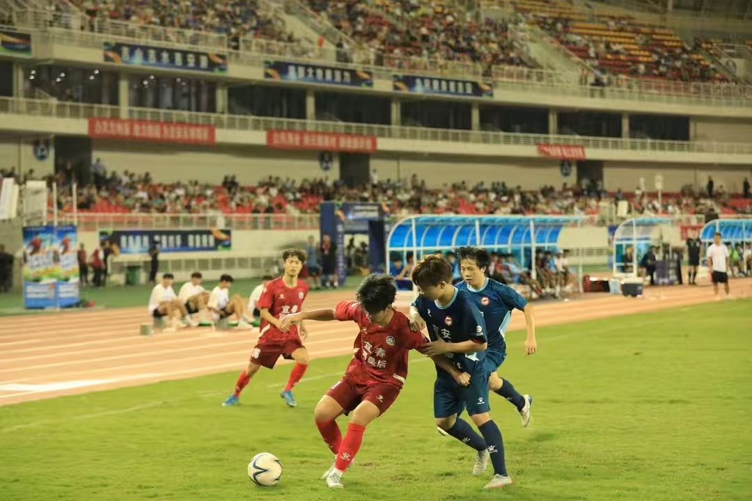 战队在比赛中掀起了一场热烈的角逐英文