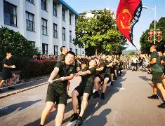 以饱满的精神状态和昂扬的奋斗姿态